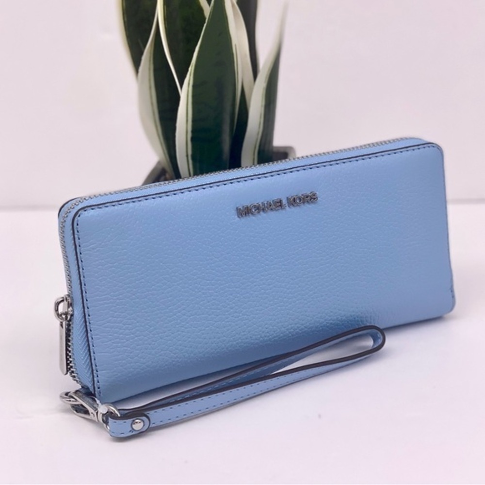 Michael Kors Continental Wallet
Wristlet light Sky Plue